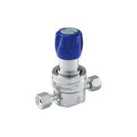 Регулятор AMFLO UHP AU23 Материал: Код S (Body-SUS316L VAR; Poppet, Nozzle,Gland-SUS316L;Diaphragm-Hastelloy®C-22,Seat: PCTFE) ; Поверхность 0.13 um; 3х портовый с манометром, вх. давл. 206 бар, CV-0.9
